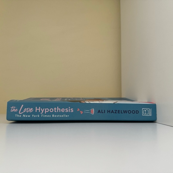 The Love Hypothesis by Ali Hazelwood - Picture 5 of 5